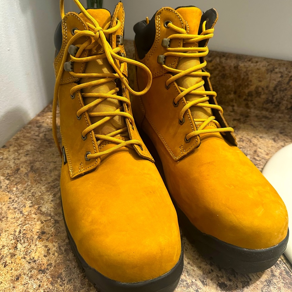 REFRIGIWEAR composite toe men’s Yellow Lace-Up Boots NEW!!